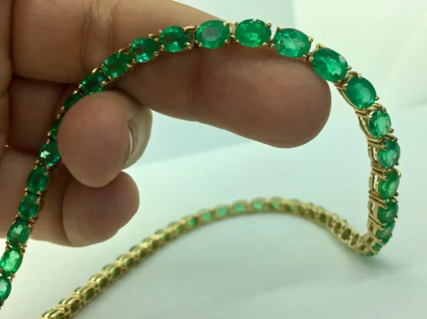 25 Carat Natural Oval Colombian Emerald Necklace 18 Karat Yellow Gold