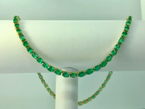 25 Carat Natural Oval Colombian Emerald Necklace 18 Karat Yellow Gold