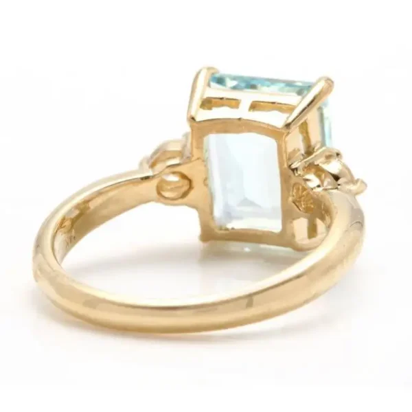 3.28 Carat Impressive Natural Aquamarine and Diamond 14 Karat Yellow Gold Ring